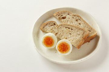 食パンとゆで卵（シンプルな朝食のイメージ）
