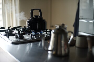 コーヒーを淹れるためにお湯を沸かしているところ