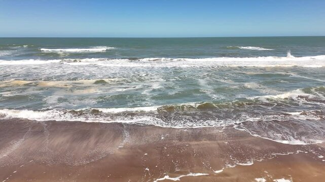 Vista a&eacute;rea de las olas rompiendo en una playa, MAR, COSTA ESMERALDA, OC&Eacute;ANO ATL&Aacute;NTICO