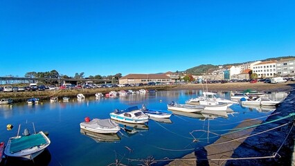Barcos y lanchas en el muelle de Pontevedra, Galicia