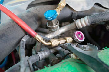 Checking car air conditioning system: refrigerant recharge, connecting pipes for freon refill
