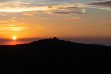 Szczyt Szrenicy widziany z głównego szlaku karkonoskiego o zachodzie słońca.