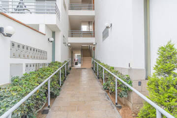 pasadizo entrada a condominio de departamentos