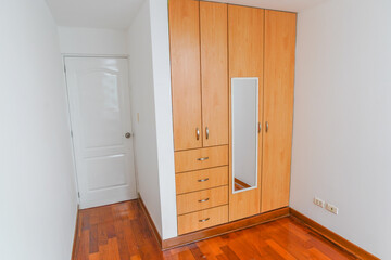 habitacion con closet de melamina y acabados de madera