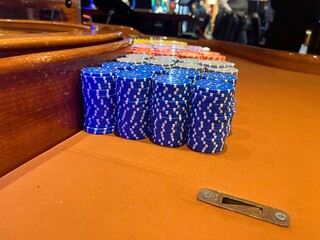 Mesa de cassino com roleta, fichas e uma atmosfera vibrante, ideal para representar jogos de azar, diversão e entretenimento em cassinos. Imagem que captura o charme do jogo