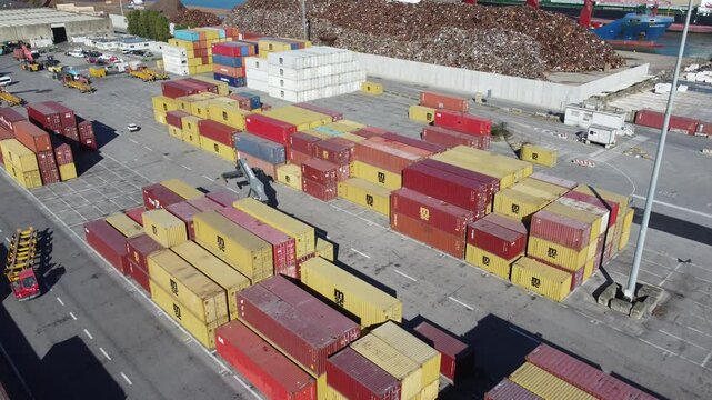Vis&atilde;o a&eacute;rea de um porto com cont&ecirc;ineres na cidade de Veneza, It&aacute;lia, destacando a log&iacute;stica mar&iacute;tima