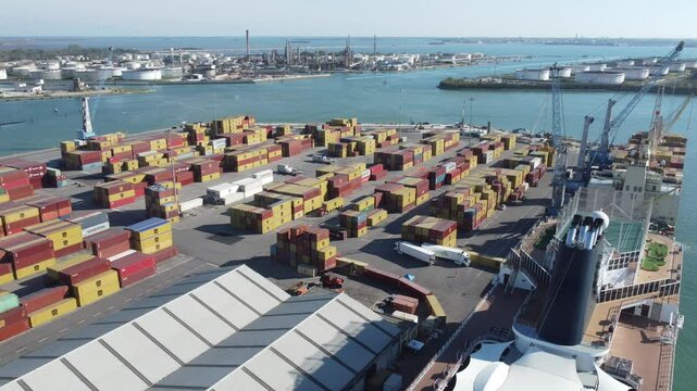 Vis&atilde;o a&eacute;rea de cont&ecirc;ineres no porto de Veneza, It&aacute;lia, com movimenta&ccedil;&atilde;o intensa de cargas, navios e guindastes, destacando a log&iacute;stica portu&aacute;ria e o com&eacute;rcio internacional