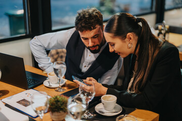 Two business people engage in a collaborative meeting in a cafe setting, discussing ideas over coffee. The relaxed atmosphere fosters creativity and teamwork.