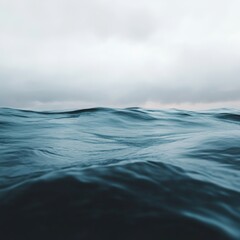 Fototapeta premium calm ocean waves under a cloudy sky