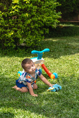 Photo of child with Sin Drome de Down with a stuffed animal in his hand