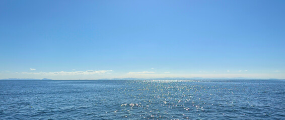 Obraz premium 太陽の光を浴びてキラキラと光る海景色