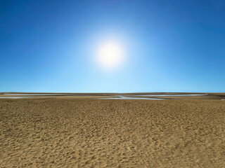 太陽の光と海のサーフの幻想的な景色