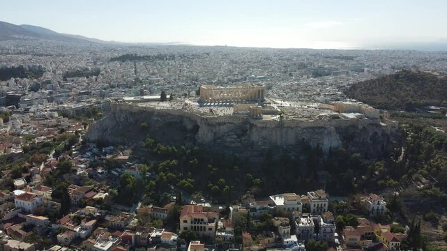 Vis&atilde;o a&eacute;rea do alto do Partenon na Acr&oacute;pole de Atenas, Gr&eacute;cia. O v&iacute;deo mostra o monumento e turistas explorando a regi&atilde;o hist&oacute;rica, com uma bela paisagem e vista panor&acirc;mica da cidade