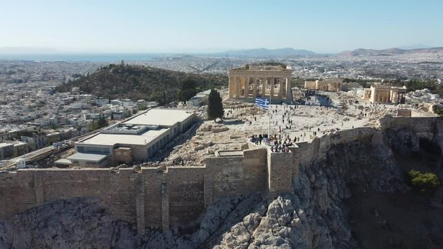 As ru&iacute;nas de um antigo templo grego. Partenon na Acr&oacute;pole de Atenas, Gr&eacute;cia, em um dia de sol vis&atilde;o a&eacute;rea drone 2024