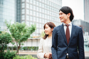 都会のビジネスマン、ビジネスウーマン（横顔）
