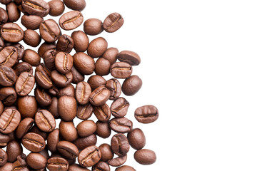 Naklejka premium This composition features an arrangement of coffee beans in various positions on a transparent background