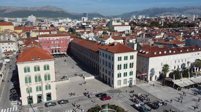 Vis&atilde;o a&eacute;rea da cidade de Split, Cro&aacute;cia, destacando sua arquitetura hist&oacute;rica, costa deslumbrante e mar azul cristalino em um cen&aacute;rio impressionante