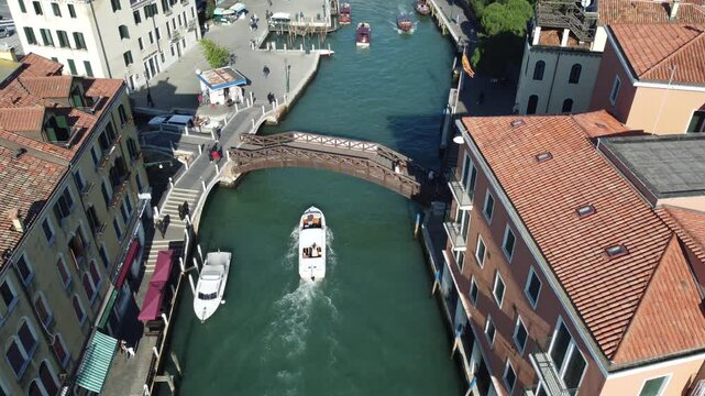 Vis&atilde;o a&eacute;rea de barcos e iates atravessando os canais de Veneza, It&aacute;lia.