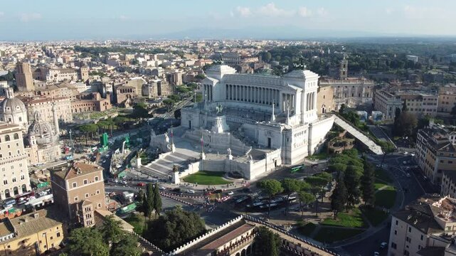 V&iacute;deo em 4K capturado por drone mostrando o Monumento a V&iacute;tor Emanuel II, em Roma, It&aacute;lia. A vista a&eacute;rea destaca a grandiosidade do monumento e sua imponente arquitetura hist&oacute;rica