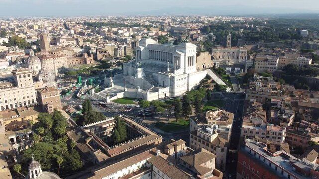 Vis&atilde;o a&eacute;rea dos monumentos hist&oacute;ricos de Roma, It&aacute;lia, destacando suas constru&ccedil;&otilde;es imponentes. A imagem captura a beleza e a grandiosidade da cidade