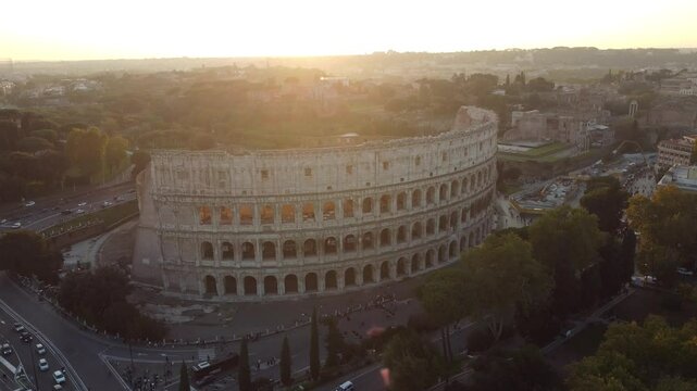 P&ocirc;r do sol no Coliseu de Roma, It&aacute;lia, com luz suave iluminando as ru&iacute;nas hist&oacute;ricas no final do dia