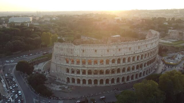 V&iacute;deo do Coliseu de Roma ao p&ocirc;r do sol, com tons dourados iluminando o anfiteatro hist&oacute;rico. A cena captura a grandiosidade e beleza do monumento na Cidade Eterna