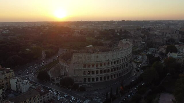 V&iacute;deo impressionante do p&ocirc;r do sol sobre o Coliseu de Roma, It&aacute;lia, iluminando suas ru&iacute;nas hist&oacute;ricas com uma luz dourada, criando um cen&aacute;rio rom&acirc;ntico e majestoso no cora&ccedil;&atilde;o da cidade eterna