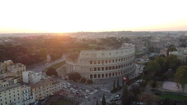 V&iacute;deo em 4K, capturado por drone, mostrando o p&ocirc;r do sol no Coliseu de Roma, It&aacute;lia, com a luz dourada iluminando a imponente estrutura hist&oacute;rica em um cen&aacute;rio deslumbrante