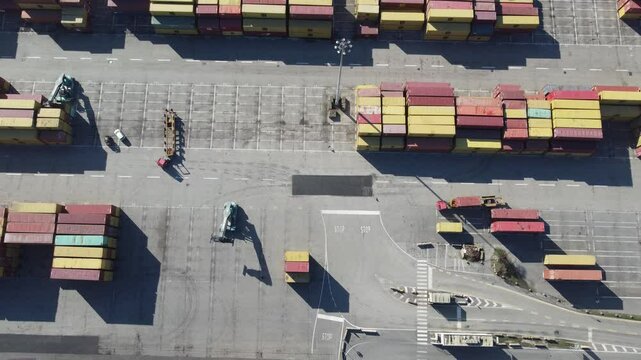 Vista a&eacute;rea de carretas e empilhadeiras no porto de Veneza, organizando cont&ecirc;ineres e movimentando carga