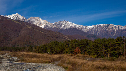 快晴の空と冠雪の北アルプス　長野県白馬村