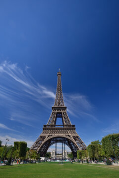 Eiffel Tower with impressive floating clouds, Paris, France  vertical  / 青空に浮かぶ雲が印象的なエッフェル塔　パリ　フランス　縦