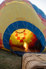Obraz premium A hot air balloon with a fire in the bottom of it
