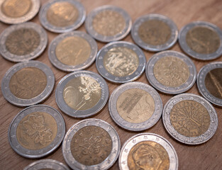 Coins with a nominal value of 2 euros are made of two alloys, the outer part is made of medinickel and the inner part is made of nickel brass. Some two-euro bills can be worth more than 2 euros.