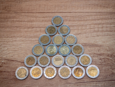 Coins with a nominal value of 2 euros are made of two alloys, the outer part is made of medinickel and the inner part is made of nickel brass. Some two-euro bills can be worth more than 2 euros.