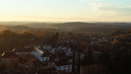 Coucher de soleil sur les paysages du Lot, observés depuis la ville de Gourdon