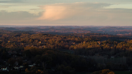 Fototapeta premium Coucher de soleil sur les paysages du Lot, observés depuis la ville de Gourdon