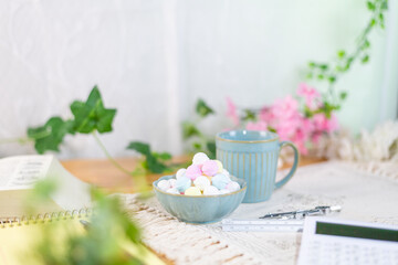 勉強道具と一緒に準備されたコーヒーと山盛りのラムネ