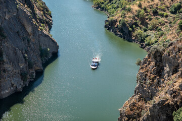 Desfrutando da beleza do rio Douro, um barco a navegar entre montanhas em Miranda do Douro, Portugal © LuIvDa
