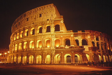 Naklejka premium Majestic colosseum illuminated at night in rome, italy