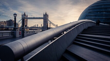 Obraz premium Purple hues at London Bridge