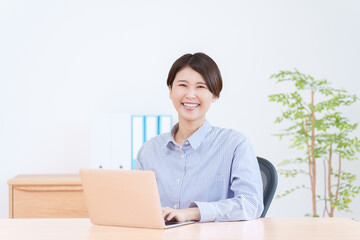パソコンで仕事する女性