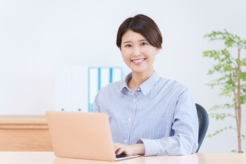 パソコンで仕事する女性