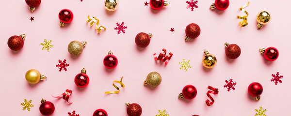 Christmas composition. a pattern of christmas balls on colored background. Flat lay, top view New year decor