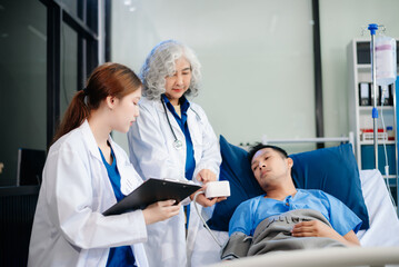 Obraz premium Doctors collaborating to provide patient care in a hospital, highlighting compassion, professionalism, and teamwork