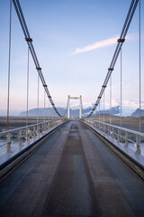 Obraz premium Puente en islandia con montaña de fondo