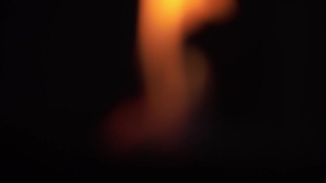 plan fixe vid&eacute;o de lueurs de flammes chaude, arri&egrave;re plan noir, vid&eacute;o pour introduction vid&eacute;o, transition, lueurs d'espoir