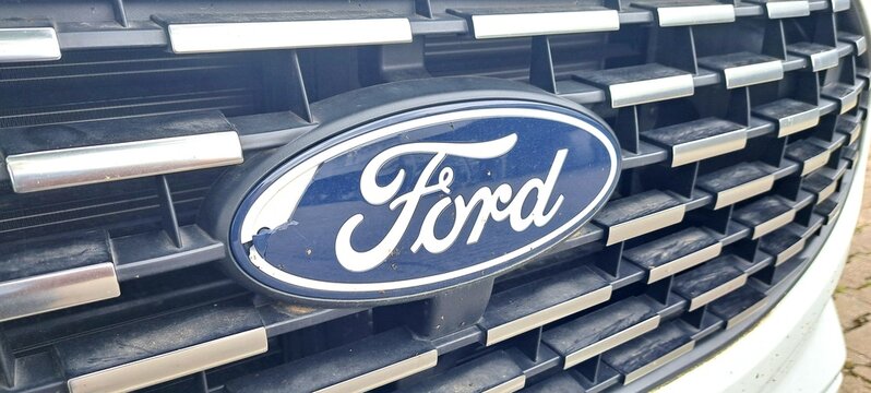 Besch&auml;digtes Ford Logo an Transit neues Design