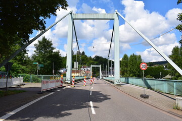 Alte Saarbrücke, suspension bridge in Mettlach with repairs and lane closure