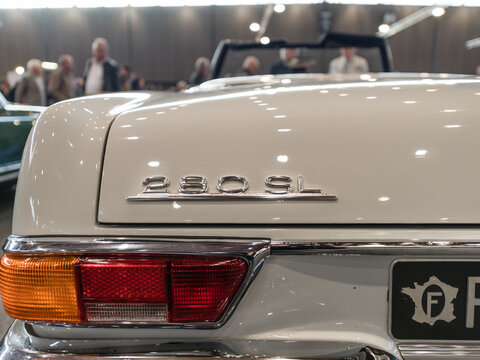 Feu arri&egrave;re d'une Mercedes 280 SL pagode