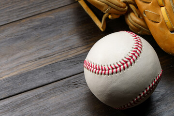 硬式野球ボールとグラブ